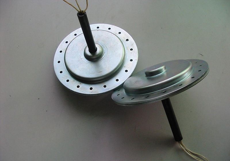 磁盤式三相發(fā)電機(jī)星連接有四個終端，如何連接整流器橋？