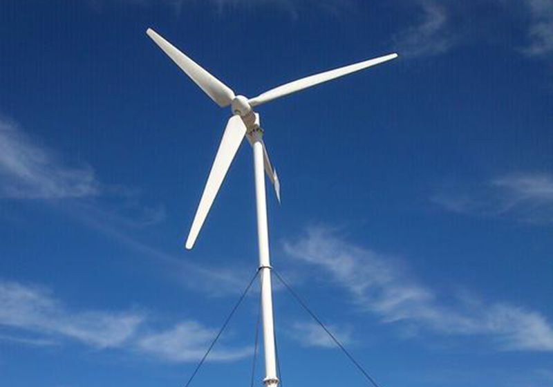 小型風(fēng)力發(fā)電機(jī)是如何利用自然資源的？